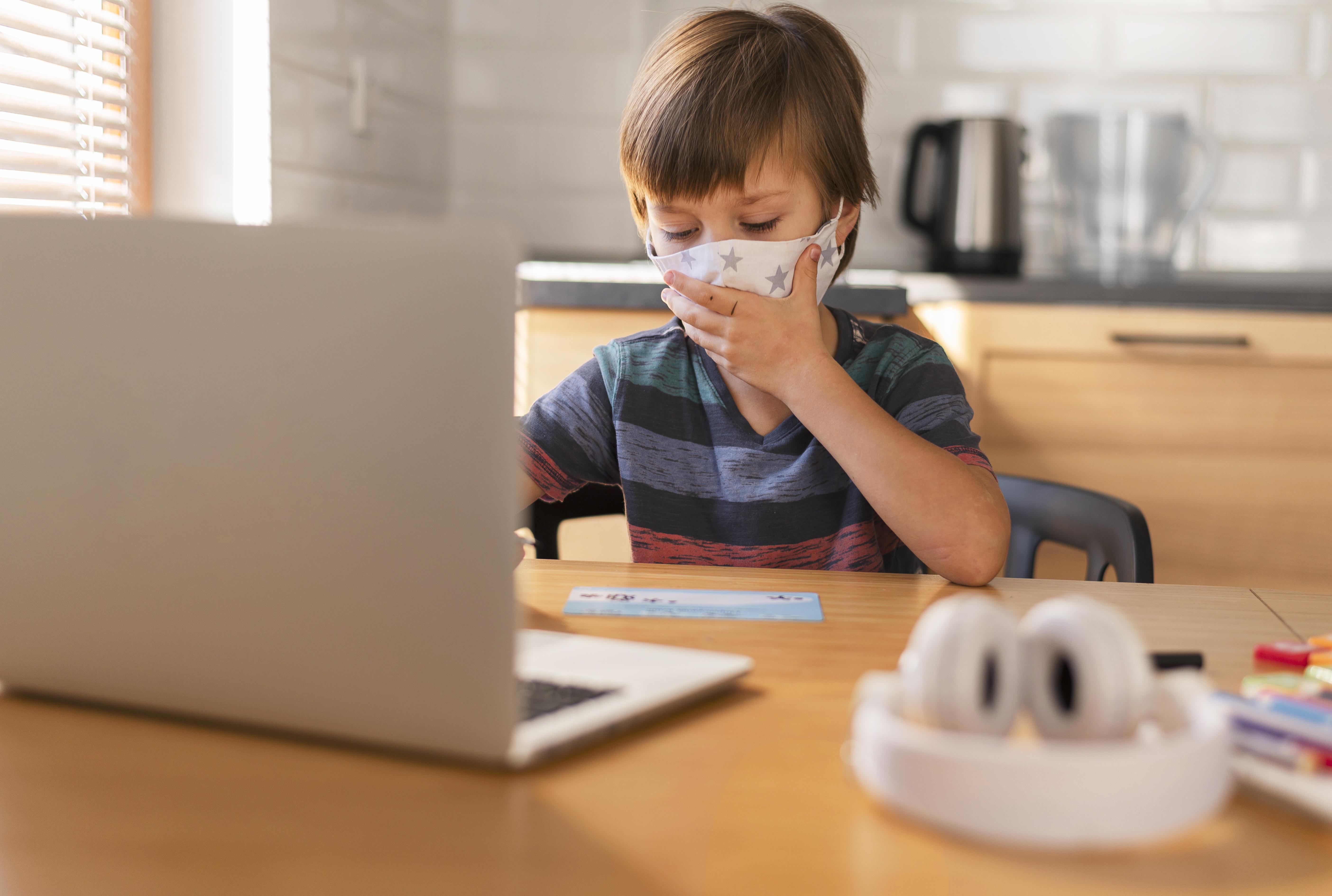 learning-through-virtual-classes-wearing-medical-mask